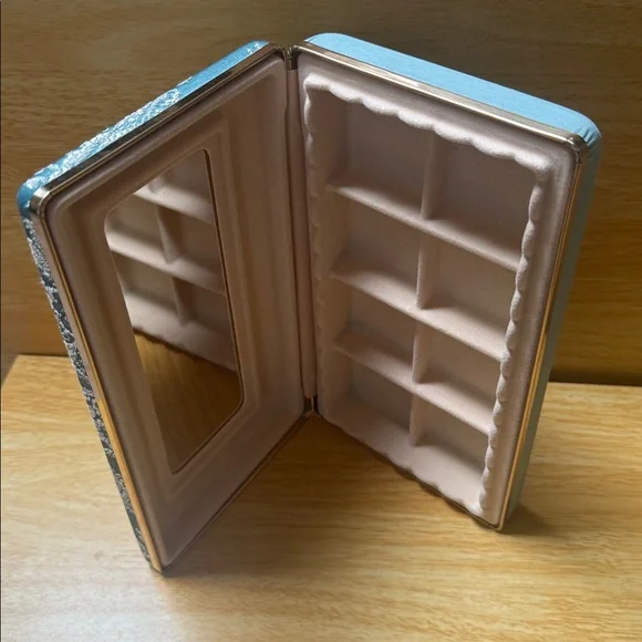 Vintage Travel Clamshell jewelry box with mirror 💍🩵 - Picture 12 of 17